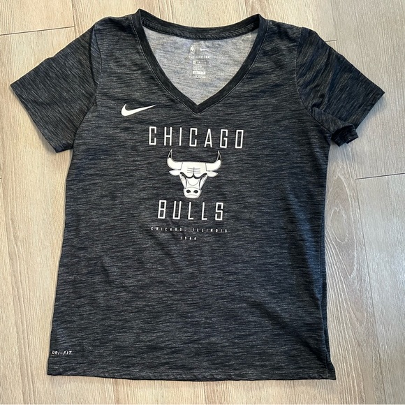 Nike Chicago Bulls medium tshirt. Gray Dri fit. Vneck - Picture 1 of 7